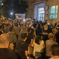 Od četvoro privedenih večeras, jedan student i dalje u Policijskoj stanici na Vračaru ispred koje su se okupili građani