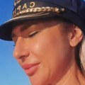 Jovana Jeremić se snimala sa misterioznim muškarcem na jahti: Kapetanska kapa i bikini koji jedva prikriva intimu