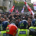 (Foto, video) bukti na ulicama evropskog grada! Demonstranti hteli da opkole jedni druge, letele flaše i baklje: "Borite se…