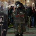 Okupljanja ispred Skupštine: Poletelo nekoliko dimnih bombi i flaša, policija razdvaja