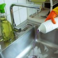 Заборавите скупе хемикалије: Овај једноставан кућни трик решава запушен одвод без муке