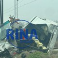 Kombi na koji je naleteo voz prepolovljen i smrskan, vozač preminuo u bolnici: Ovo su slike sa lica mesta železničke nesreće…