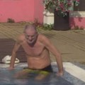 "Lepi Mića ledolomac" Najstariji učesnik pliva u bazenu, a zadrugari umiru od smeha