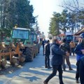 Nastavljaju se protesti poljoprivrednika: Od jutros traktorima blokirana i raskrsnica u Rači