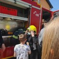 Vatrogasci u Batočini u druženju sa predškolcima i osnovcima, pričali o zaštiti od požara, poplava, zemljotresa