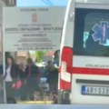 Direktorka i kolege sanitetom na glasanje u Kragujevac (VIDEO)