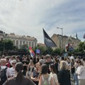 BLOG UŽIVO Protest ispred ETF: "Studenti pobeđuju" na belim majicama. Građani u redovima čekaju štampanje studentskog slogana…