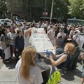BLOG UŽIVO Počeo protest "(Ne) bojte se, i dalje smo tu": Okupljeni šesnaestominutnom tišinom odaju poštu stradalima u padu…