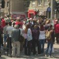 Počeo protest "(Ne) bojte se, i dalje smo tu": Okupljeni šesnaestominutnom tišinom odaju poštu stradalima u padu nadstrešnice…