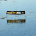 Transparent u Nišavi sa porukom „Očistite me“