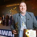 "Umirem po tri puta dnevno, jednom padnem, drugi put se sapletem, samo da ih nasmejem!": Borko radi u Ministarstvu prosvete…