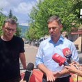 Srpski poslanici došli ispred zgrade opštine Zvečan, nekolicina građana negodovala