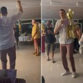 Srbija brine o Jokiću, a on igra i peva sa peharom: Pogledajte kako se provodi nakon što je odbio reprezentaciju! Video