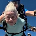 Preminula baka koja je pre nekoliko dana postala najstariji padobranac u 104. godini