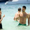 Novak stigao u Australiju s posebnom amajlijom: Uslikali je gok se kupao s Olgom Danilović na plaži