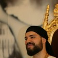 Adam Adaktar razbesneo javnost: Na meti osuda jer je svoj "carski tron" doneo ispred Hrama Svetog Save