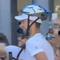 Ovo je hit! Prvo pojavljivanje Novaka u javnosti nakon velikog skandala! Srbin izašao sa kacigom pred fanove, ovako "čuva"…