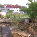 Haos na Mirijevu nakon oluje: Poplava "odnela" parking: Otvorila se ogromna rupa u asfaltu, automobili ostali zarobljeni (foto)