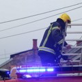 Drama kod Leskovca: Muškarac preti da će skočiti sa krova svoje kuće, policija, vatrogasci i hitna na terenu