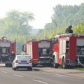 Požar na starim vagonima na Železničkoj stanici Rakovica, u toku gašenje požara