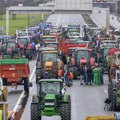 Poljoprivrednici parkirali traktore isped skupštine, blokade širom Francuske