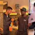 Novak Đoković se maskirao, šetao Parizom, pa ušao u šank restorana: Stavio rukavice, pa ostavio sve u čudu