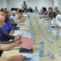 Konstitutivna sednica SO Kosjerića: Zgradu čuva privatno obezbeđenje, okupljaju se građani