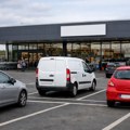 "Неко ми је ударио ауто на паркингу испред самопослуге - порука на шоферки болела је више од огреботине"