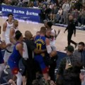 Haos na meču Denvera! Saigrač Nikole Jokića poludeo i umalo patosirao Amerikanca, držale ga sudije