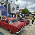 Piroćanci uživali u razgledanju automobila muzejske i istorijske vrednosti