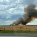 (Foto, video) Crni dim se nadvio nad autoputem: Požar kod Beške, savetuje se oprez pri vožnji