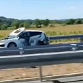 Procurio strašan snimak sa mesta nesreće na auto-putu Miloš Veliki: Ima povređenih, auto smrskan (video)