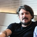 Niko ne zna da je ovaj umetnik otac Andrije Kuzmanovića: Glumac na sahrani pročitao oproštajno pismo koje tera suze na oči