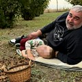Miki Đuričić pokazao imanje u Kupinovu: Uživa u jesenjim danima sa sinom, a prizor iz voćnjaka raznežio sve