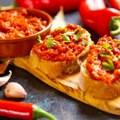 Recept za „lažni“ ajvar: Pravi se za 30 minuta i savršena je zamena za omiljeni namaz