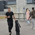 (Video) Ludnica na aerodromu zbog Mitrovića: Došao iz Saudijske Arabije u Beograd: Sačekali ga roditelji, a fanovi ga…