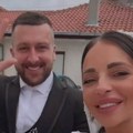 Obukla venčanicu a na glavi šajkača! Isplivao snimak crkvenog venčanja Jelene Pešić i Mladena Vuletića - sve po…