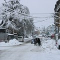 Sneg napravio probleme u Srbiji, vanredno u nekoliko opština, Krstić: Do sada evakuisano 30, spaseno 17 osoba
