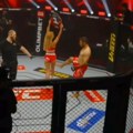 Nečuveno: MMA borac šutnuo hostesu u oktagonu! (video)