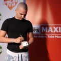 Voyage se družio sa fanovima u Maxiju: Pevač potpisivao svoj novi brend ledenih čajeva „Volim tea“