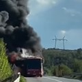 Zapalio se autobus na putu Smederevo-Malo Orašje, vatrogasne službe gase požar (VIDEO)