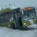 Autobus kod Šapca proklizao i završio zaglavljen pored puta: Sneg ne prestaje da pravi probleme na kolovozima