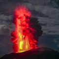 (Foto) užarena lava prekrila nebo: Eruptirao vulkan na Indoneziji, evakuisano 3.000 ljudi: Izbacio pepeo u visini od 4…