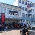 FOTO i VIDEO: Studenti i građani ispred Medicinskog fakulteta, čekaju odluku nastavno-naučnog veća