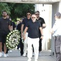 Skandal nad skandalima! Navijači oskrnavili žotin grob: Odmah posle sahrane pravili selfije (foto)