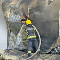 Bačena zapaljena guma na poznati kafić u Beogradu: U požaru izgoreo veliki deo invertara