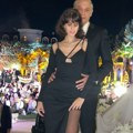 Maja u bezobraznoj haljini sa prorezom do kuka, a njen 32 godine stariji muž “puca” ponosan: Glumac uživa