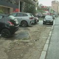(FOTO)"Građani se opravdano žale": Oštećen trotoar u Južnom bulevaru, gradske vlasti ne najavljuju sanaciju