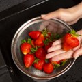 Kako pravilno oprati jagode – pomažu li zaista soda bikarbona i sirće