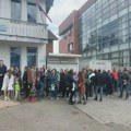 Zaposleni u Domu zdravlja Gračanica obustavili rad na jedan sat kao vid protesta zbog privođenje direktorke te ustanove